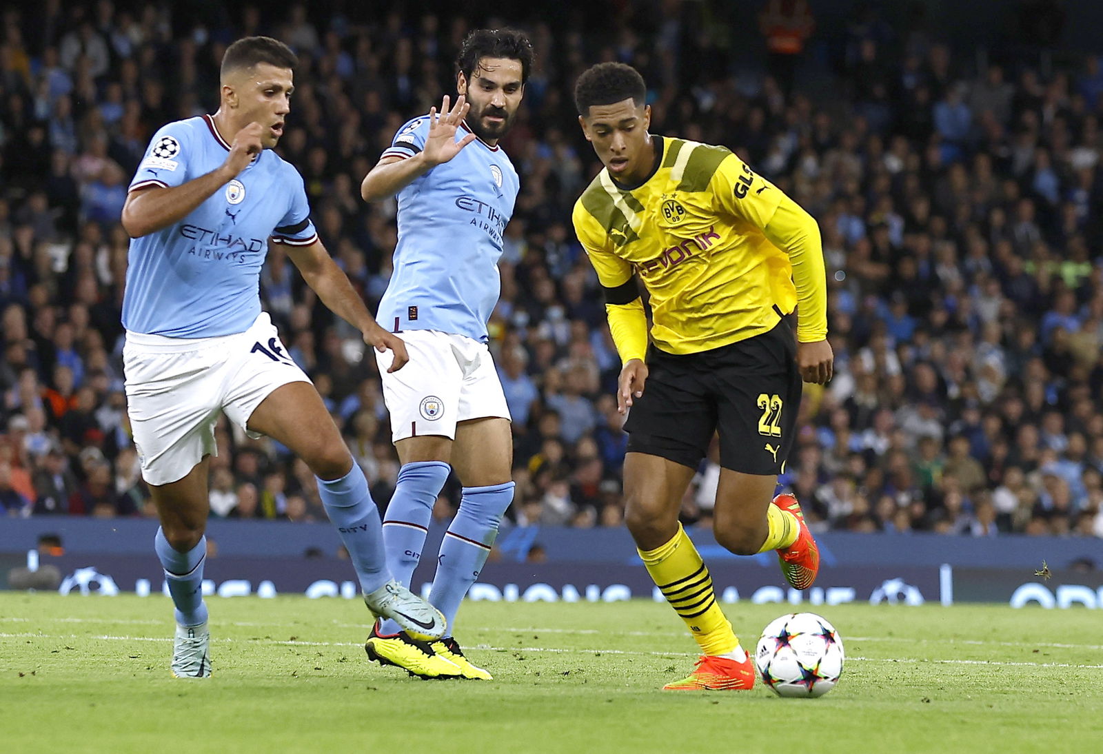 Jude Bellingham in action against Manchester City