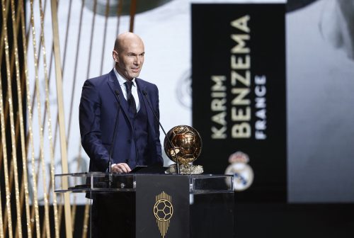 Zinedine-Zidane-presenting-an-award
