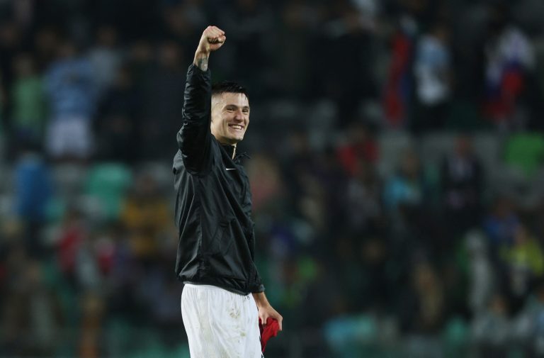 Benjamin-Sesko-celebrating-for-Slovenia