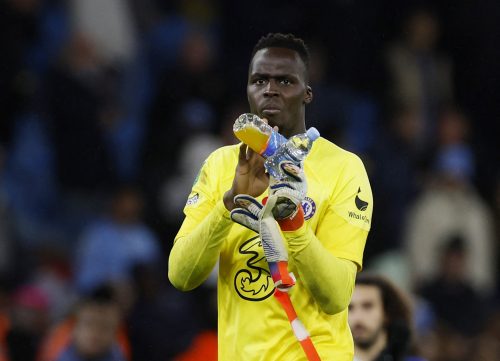 Edouard-Mendy-applauds-Chelsea-fans