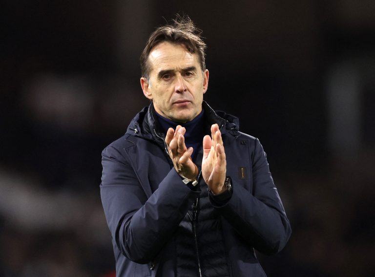 Julen-Lopetegui-applauds-Wolves-fans