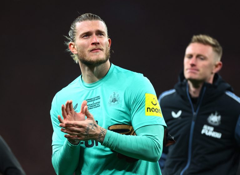 Loris-Karius-applauds-the-Newcastle-fans