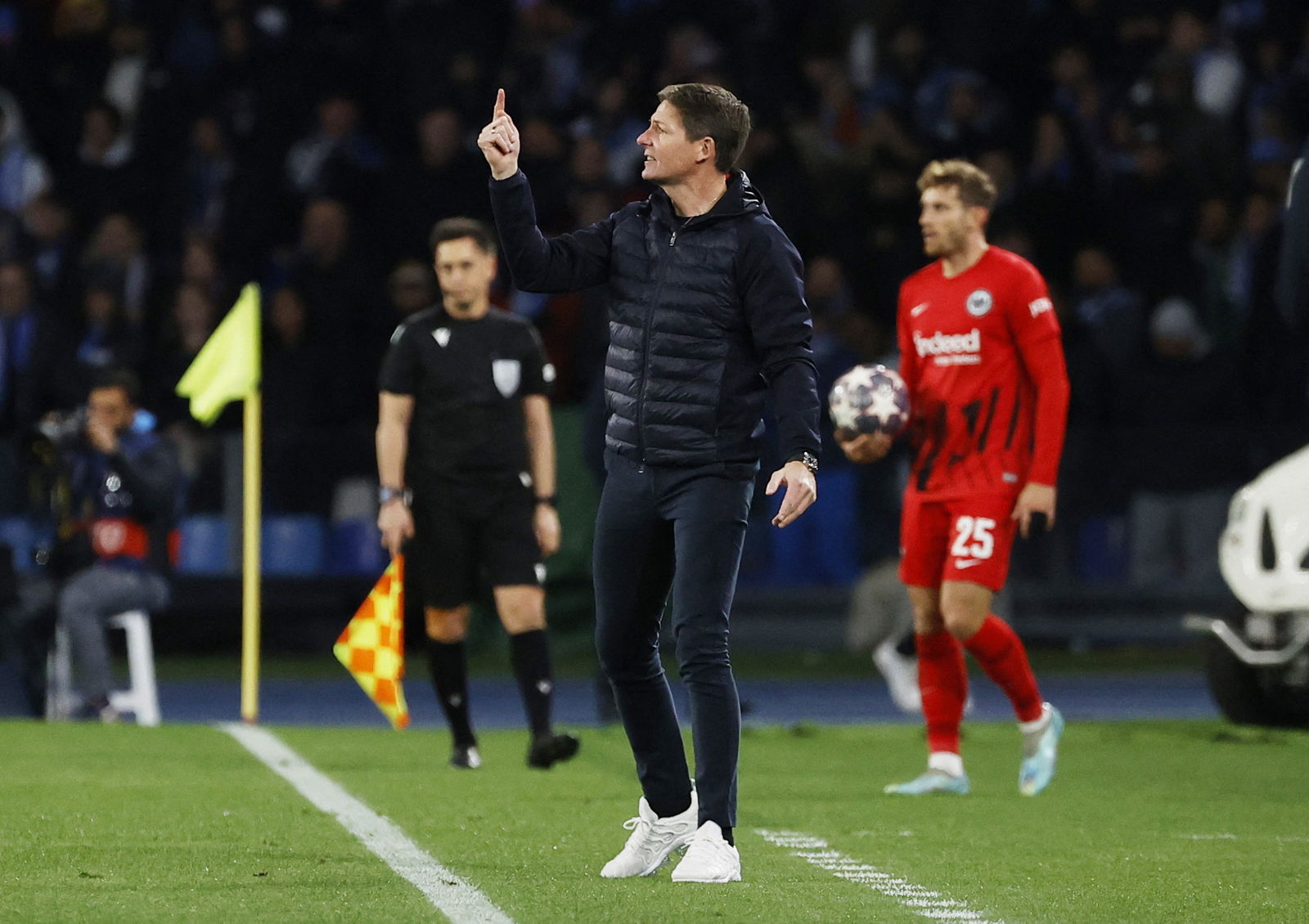 Eintracht Frankfurt boss Oliver Glasner instructs from the touchline