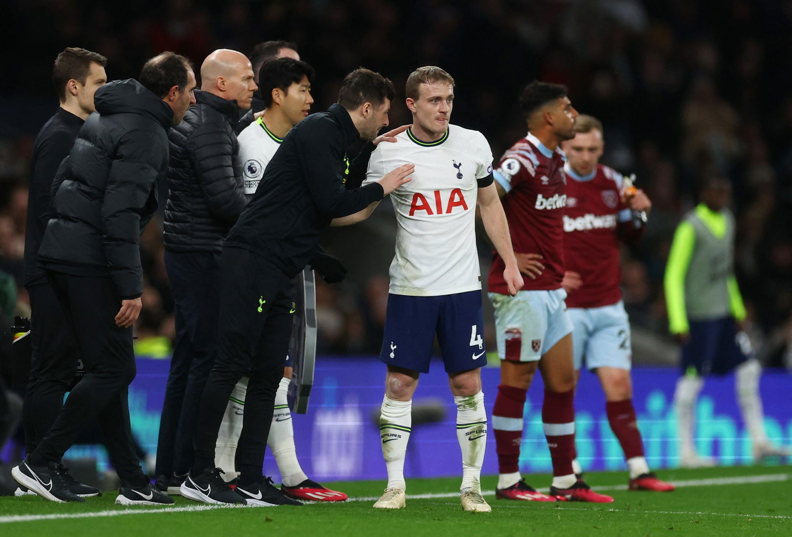 Tottenham assistant coach Ryan Mason instructs Oliver Skipp