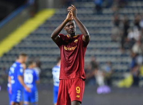 Tammy-Abraham-applauds-AS-Roma-fans