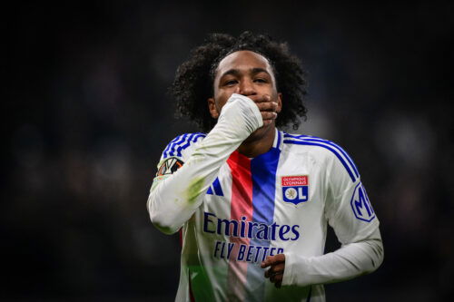 Lyon's Belgian forward #11 Malick Fofana celebrates scoring his team's second goal during the UEFA Europa League, league phase day 6, football match between Olympique Lyonnais (OL) and Eintracht Frankfurt at the Groupama Stadium in Decines-Charpieu, central-eastern France, on December 12, 2024. (Photo by OLIVIER CHASSIGNOLE / AFP) (Photo by OLIVIER Chassignole/AFP via Getty -afbeeldingen)