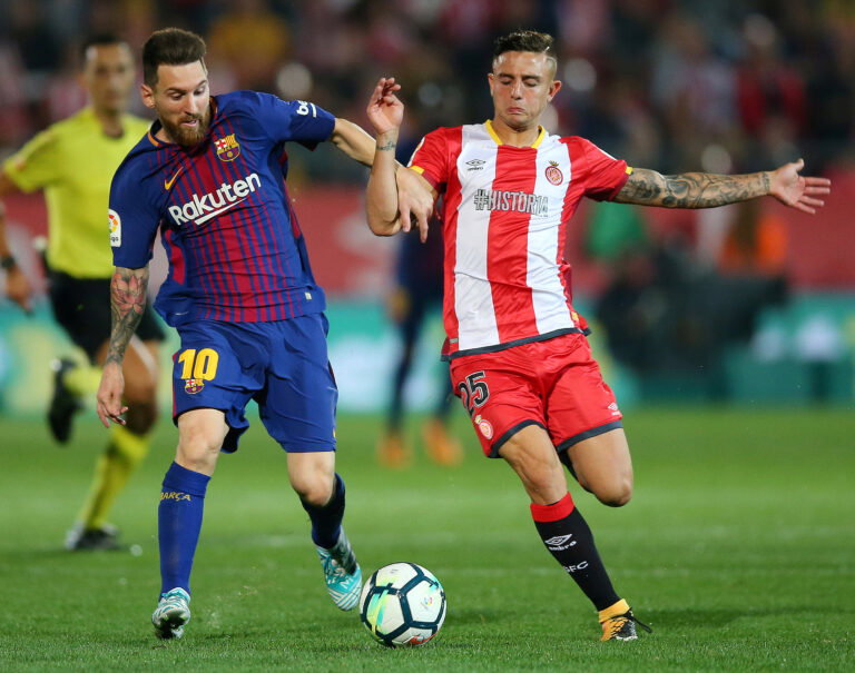 Lionel Messi against his hardest opponent. (REUTERS/Albert Gea)