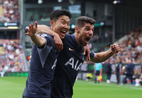 Spurs -spelers vieren het doel in marine -shirts.
