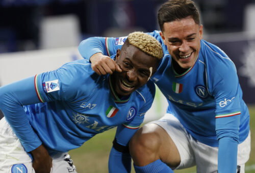 Victor Osimhen, Giacomo Raspadori. (REUTERS/Ciro De Luca)