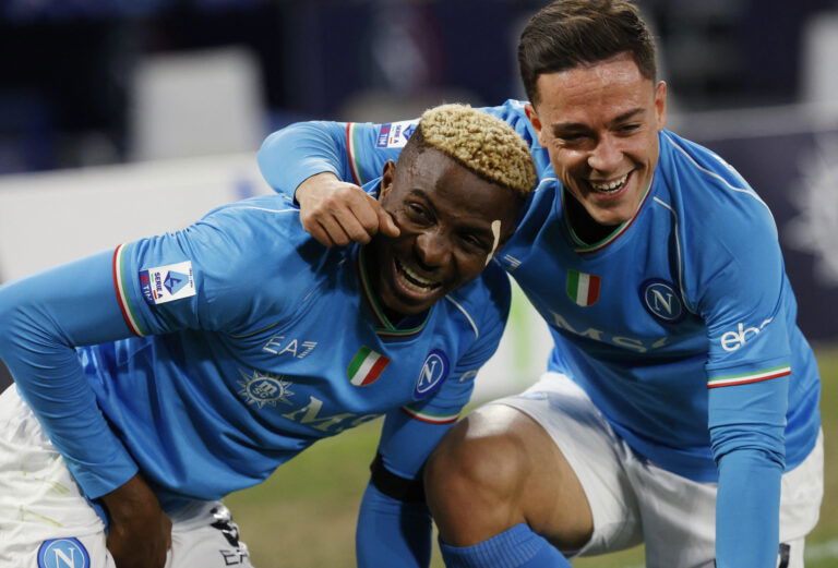 Victor Osimhen, Giacomo Raspadori. (REUTERS/Ciro De Luca)