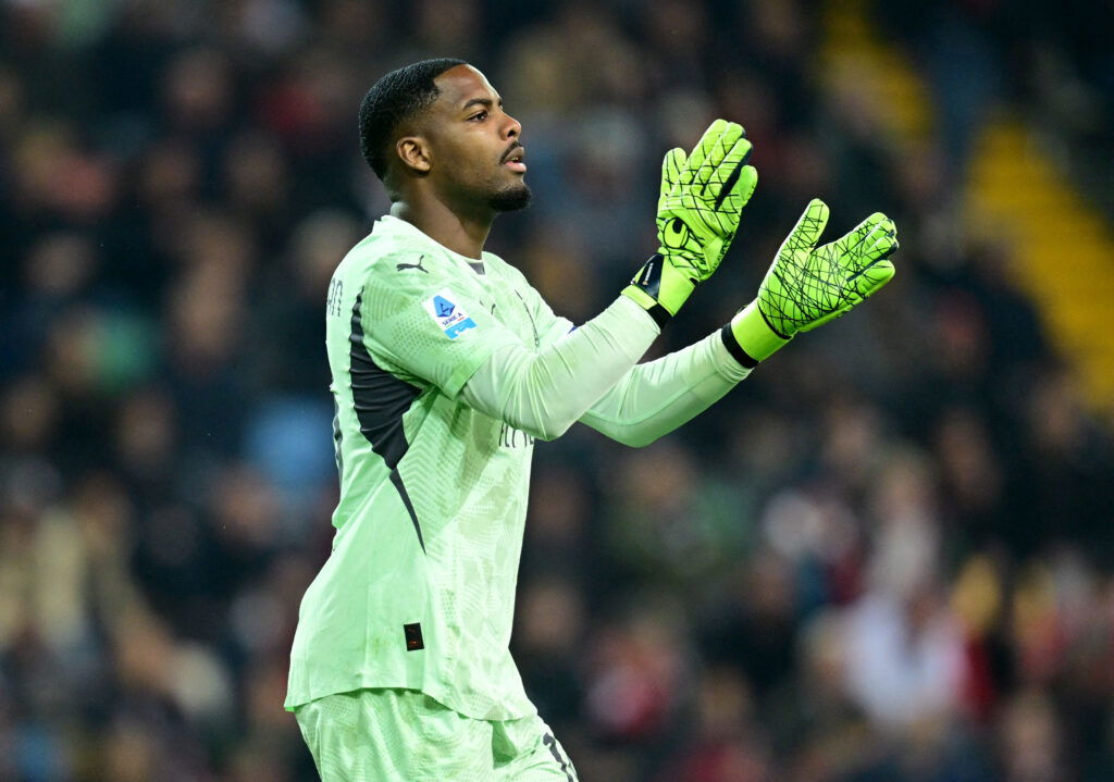 Goalkeeper in green shirt claps.