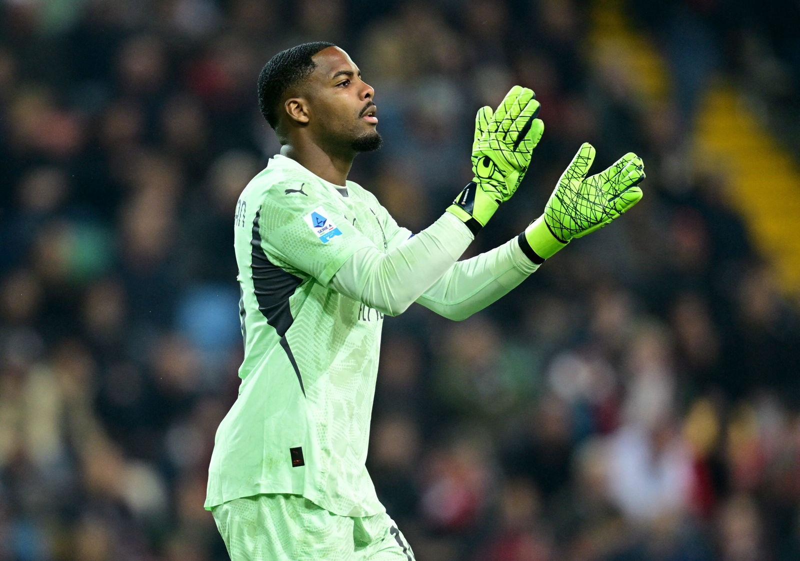 Goalkeeper in green shirt claps.