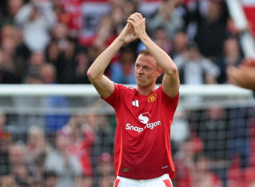 Soccer Football - Premier League - Manchester United v Aston Villa - Old Trafford, Manchester, Britain - May 25, 2025 Manchester United's Jonny Evans during a lap of appreciation after the match Action Images via Reuters/Craig Brough EDITORIAL USE ONLY. NO USE WITH UNAUTHORIZED AUDIO, VIDEO, DATA, FIXTURE LISTS, CLUB/LEAGUE LOGOS OR 'LIVE' SERVICES. ONLINE IN-MATCH USE LIMITED TO 120 IMAGES, NO VIDEO EMULATION. NO USE IN BETTING, GAMES OR SINGLE CLUB/LEAGUE/PLAYER PUBLICATIONS. PLEASE CONTACT YOUR ACCOUNT REPRESENTATIVE FOR FURTHER DETAILS..