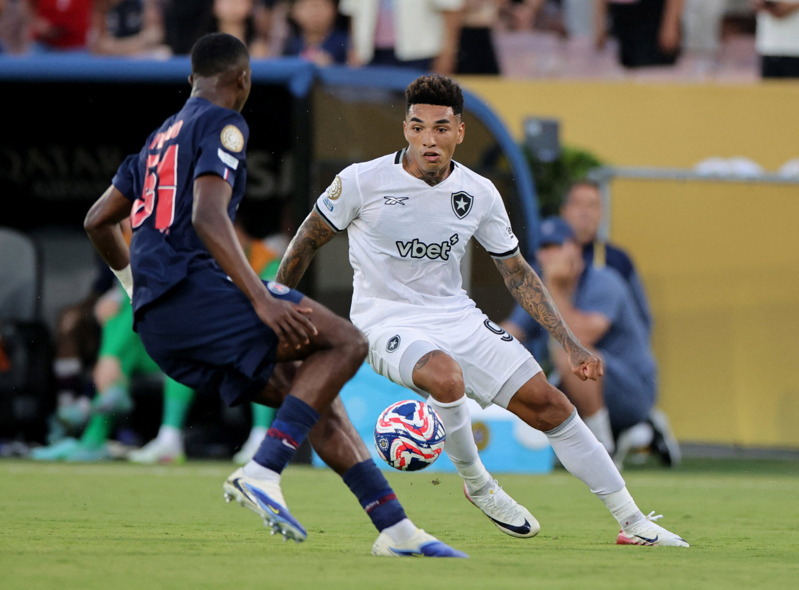 Botafogo's Igor Jesus in action with Paris St Germain's Willian Pacho. (REUTERS/Daniel Cole)