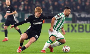 AZ Alkmaar's Kees Smit in action with Ferencvaros' Mohammad Abu Fani. (REUTERS/Bernadett Szabo)