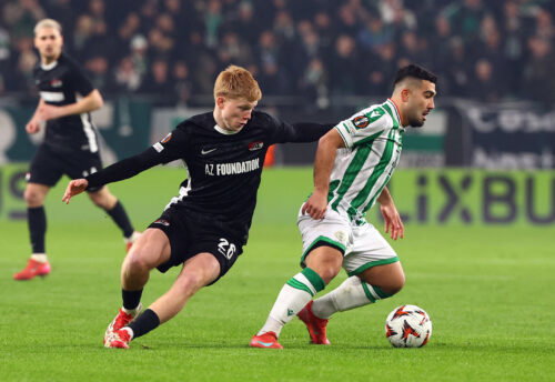 AZ Alkmaar's Kees Smit in action with Ferencvaros' Mohammad Abu Fani. (REUTERS/Bernadett Szabo)