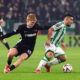 AZ Alkmaar's Kees Smit in action with Ferencvaros' Mohammad Abu Fani. (REUTERS/Bernadett Szabo)