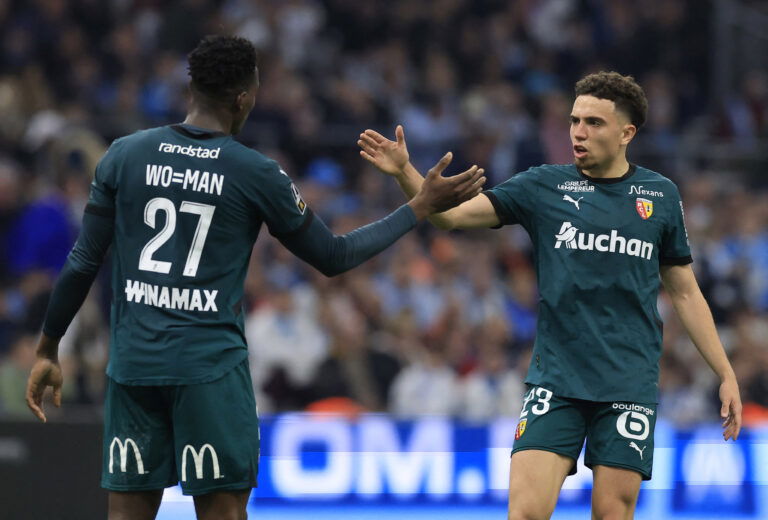 RC Lens' Neil El Aynaoui shakes hands with Juma Bah. (REUTERS/Manon Cruz)