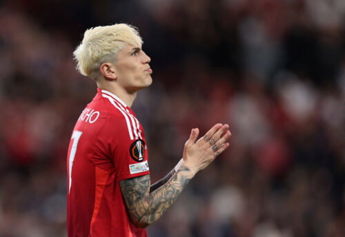 Chelsea pushing to sign Manchester United forward despite Simons talks, player keen on move