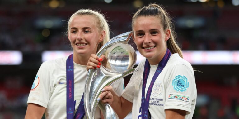 chloe-kelly-ella-toone-euro-2022-trophy