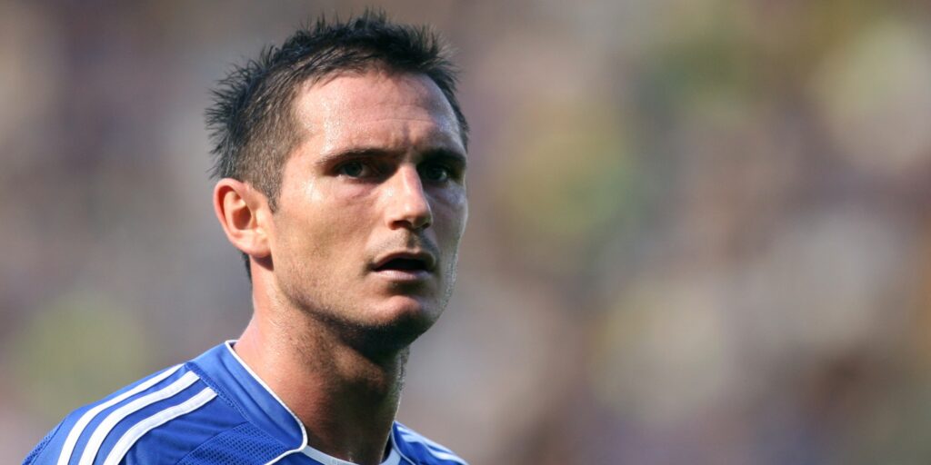 Frank Lampard playing for Chelsea.