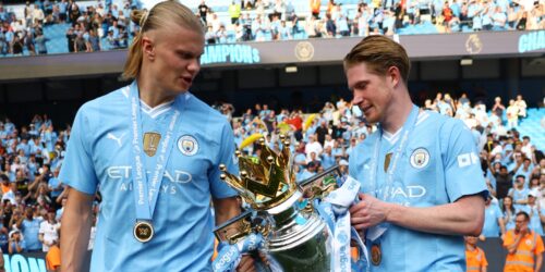 Manchester City's Erling Haaland and Kevin De Bruyne with the Premier League trophy.