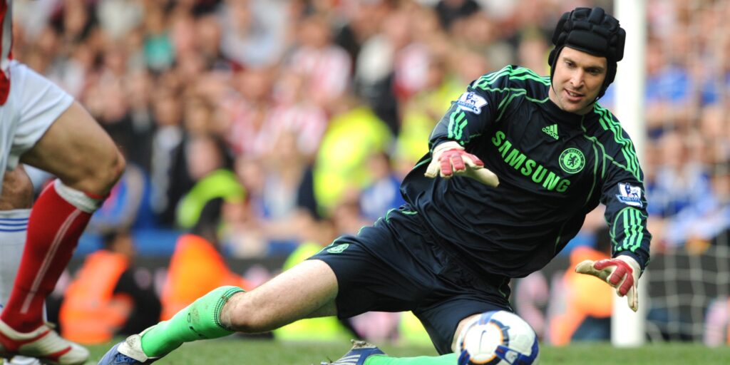 Petr Cech playing for Chelsea.