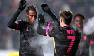 Chelsea's Carney Chukwuemeka and Pedro Neto. (REUTERS/Pavel Mikheyev)