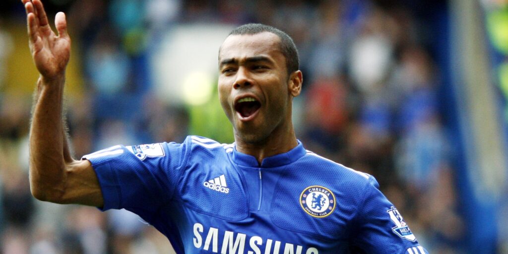 Chelsea -verdediger Ashley Cole viert een doel.