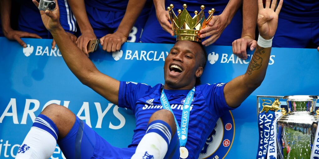 Chelsea Forward Didier Drogba viert het winnen van de Premier League.