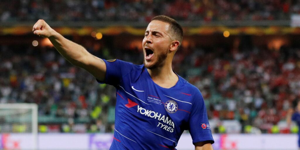 Chelsea -middenvelder Eden Hazard viert een doelpunt.
