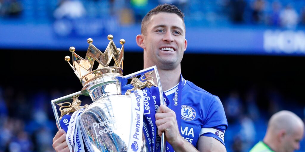 Chelsea -verdediger Gary Cahill met de Premier League -trofee.