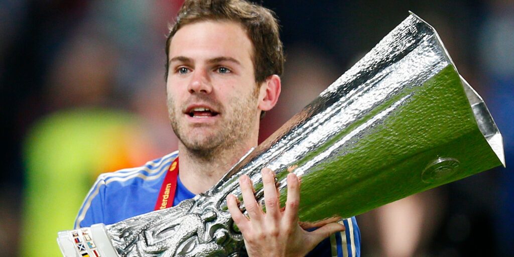 Chelsea -middenvelder Juan Mata met de Europa League -trofee.