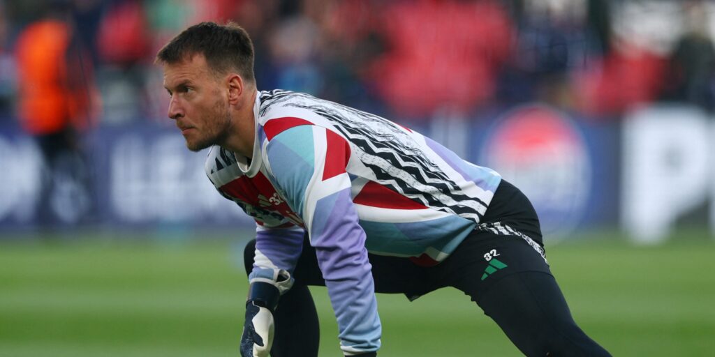 Arsenal goalkeeper Neto training before a Champions League game.