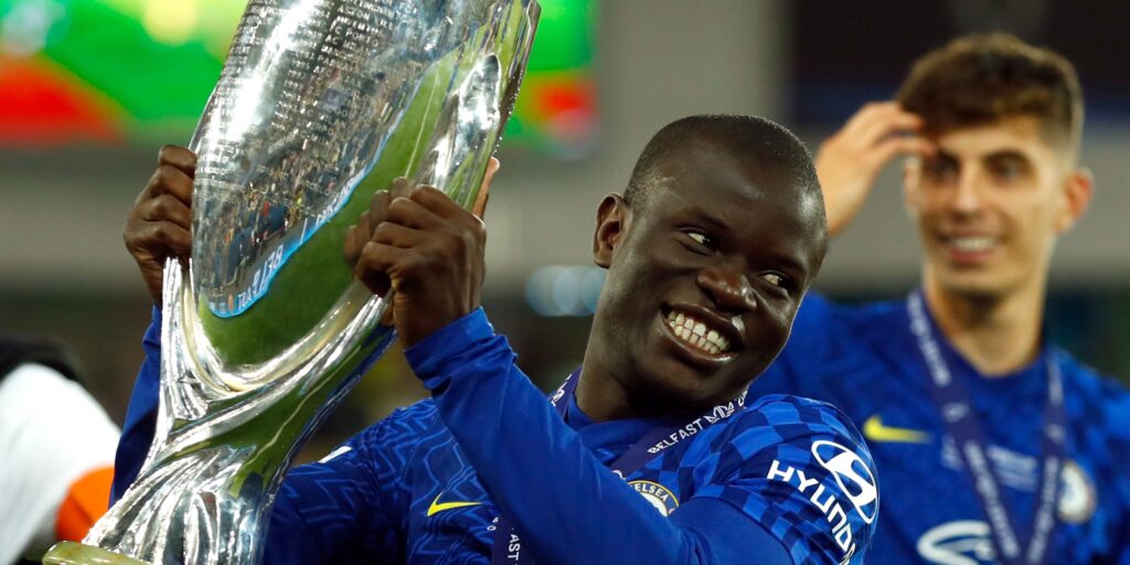 Chelsea -middenvelder N'Golo Kante met de Super Cup -trofee.