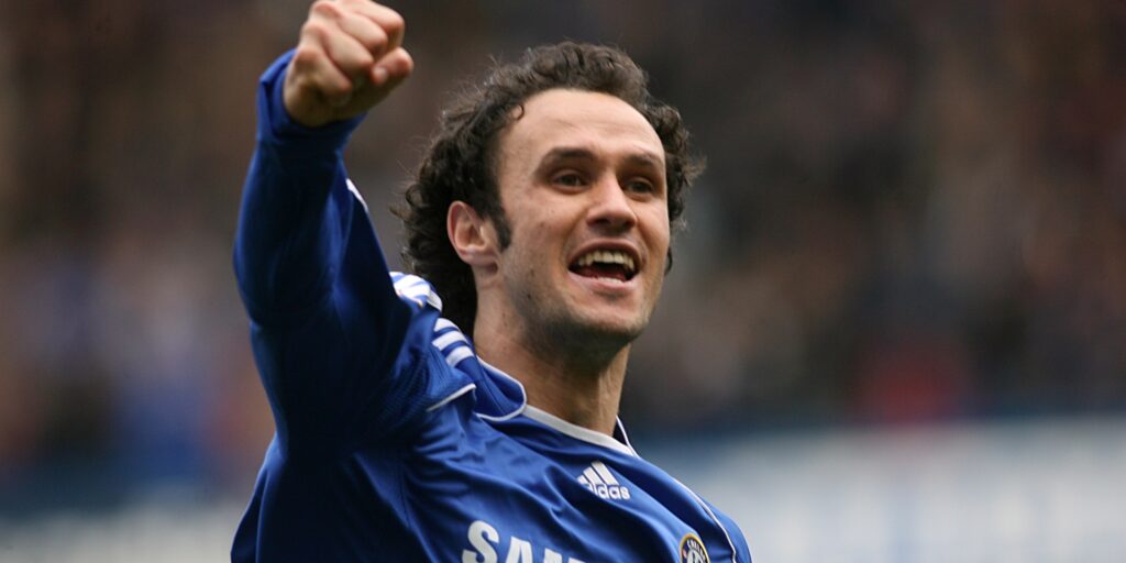 Chelsea -verdediger Ricardo Carvalho viert een doel.