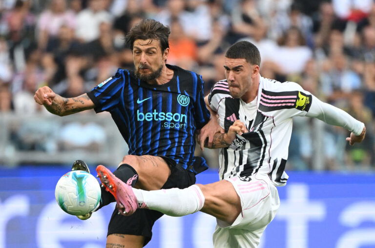 Juventus' Dusan Vlahovic in action with Inter Milan's Francesco Acerbi. (REUTERS/Alberto Lingria)