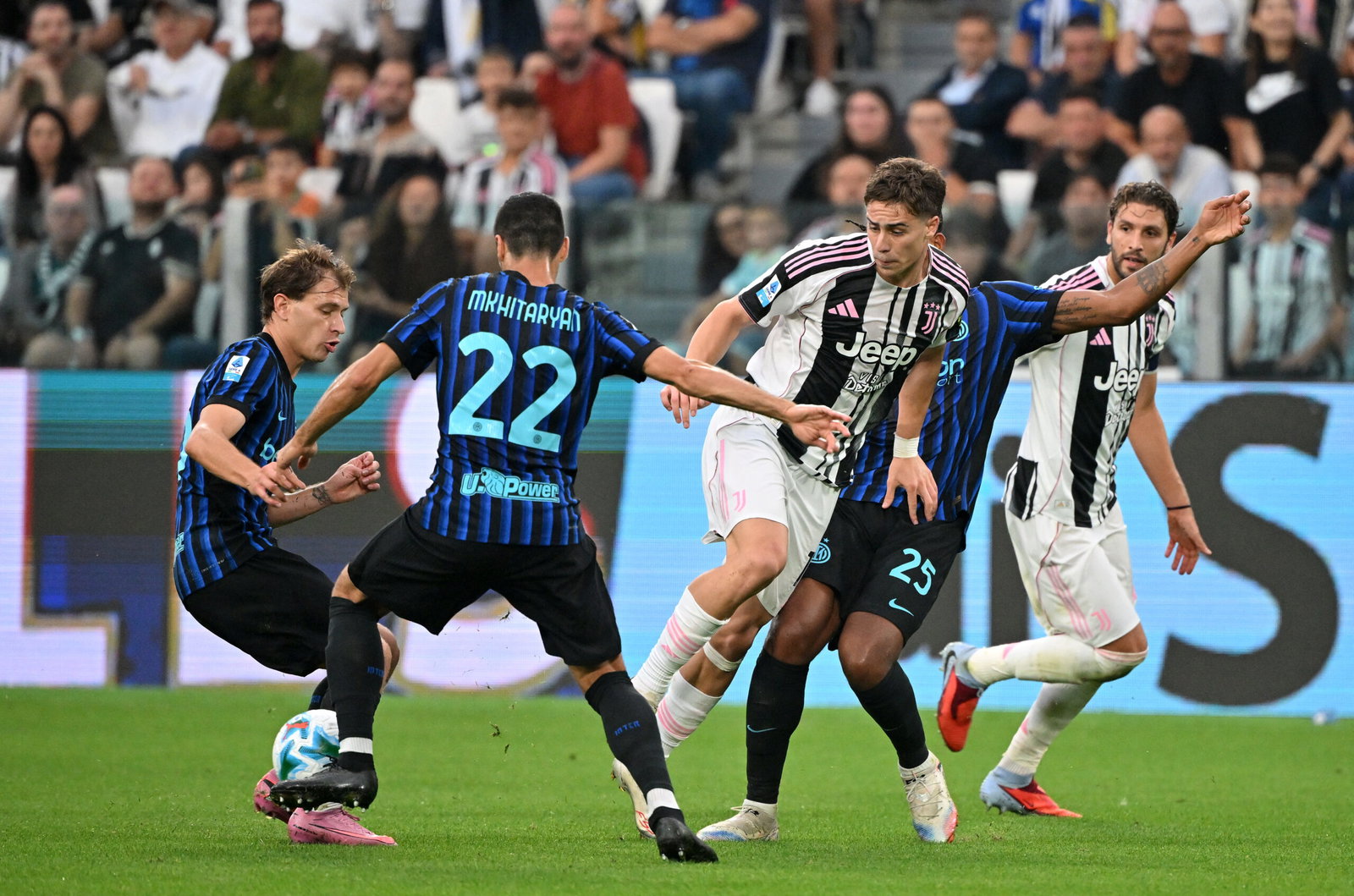 Juventus' Kenan Yildiz in action with Inter Milan's Henrikh Mkhitaryan and Nicolo Barella. (REUTERS/Alberto Lingria)