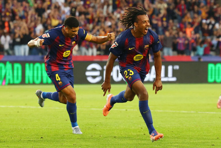 Barcelona's Jules Kounde, Ronald Araujo. (REUTERS/Albert Gea)