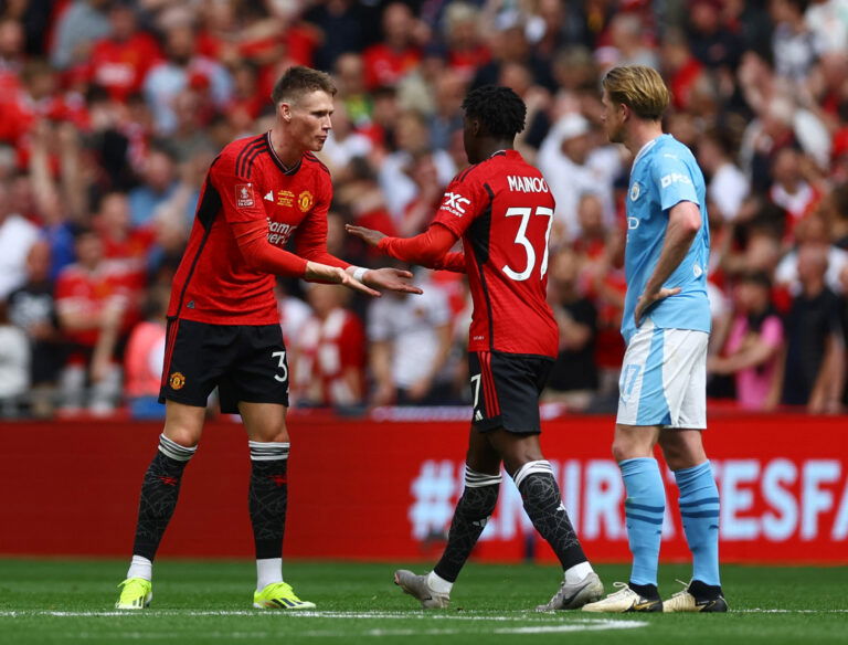 Kobbie Mainoo, Scott McTominay. (REUTERS/Hannah Mckay)