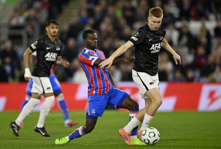 AZ Alkmaar's Kees Smit in action with Crystal Palace's Tyrick Mitchell. (REUTERS/Tony O Brien)