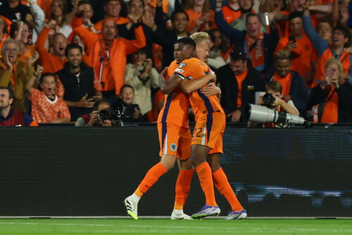 Netherlands' Denzel Dumfries, Jan Paul van Hecke. (REUTERS/Piroschka Van De Wouw)