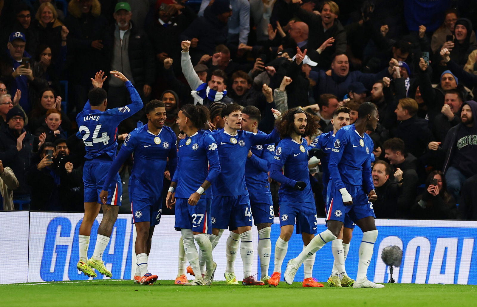 Chelsea considering shock Arsenal raid for promising young prospect