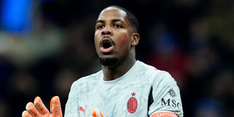 Milan goalkeeper Mike Maignan during a Serie A match.