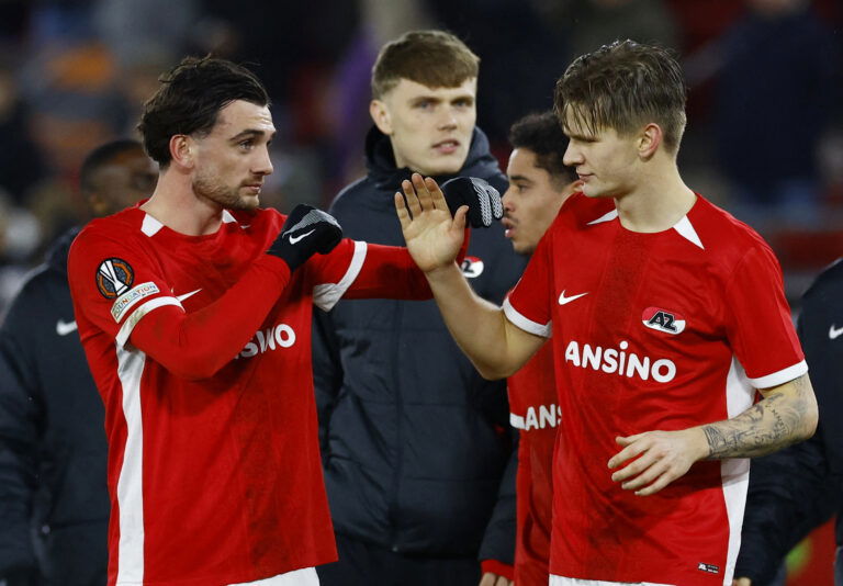 AZ Alkmaar's Troy Parrott and David Wolfe. (REUTERS/Piroschka Van De Wouw)