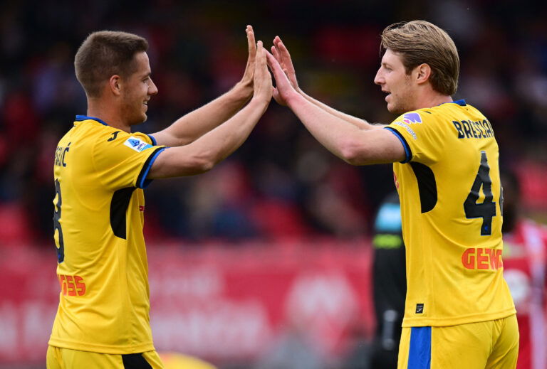 Atalanta's Marco Brescianini celebrates with Mario Pasalic. (REUTERS/Daniele Mascolo)