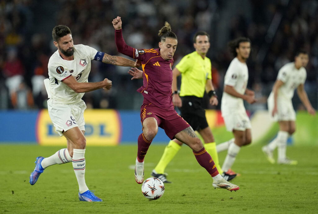 Lille's Olivier Giroud in action with AS Roma's Konstantinos Tsimikas. (REUTERS/Matteo Ciambelli)