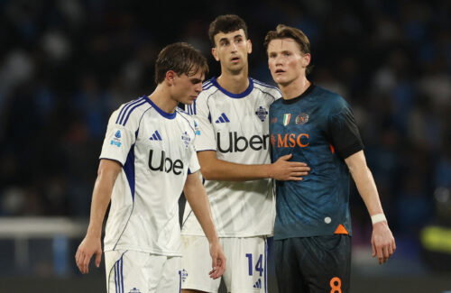 Napoli's Scott McTominay and Como's Jacobo Ramon. (REUTERS/Ciro De Luca)
