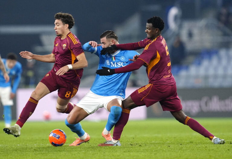 Napoli's Lorenzo Lucca in action with AS Roma's Neil El Aynaoui and Evan Ndicka. (REUTERS/Matteo Ciambelli)