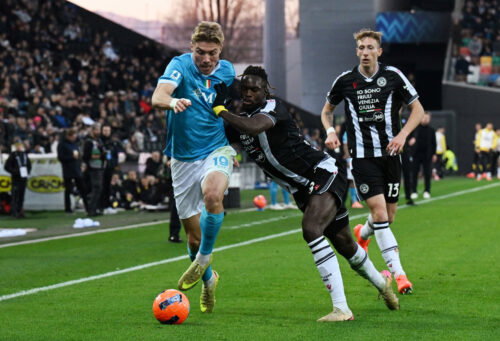 Napoli's Rasmus Hojlund in action with Udinese's Oumar Solet. (REUTERS/Jennifer Lorenzini)